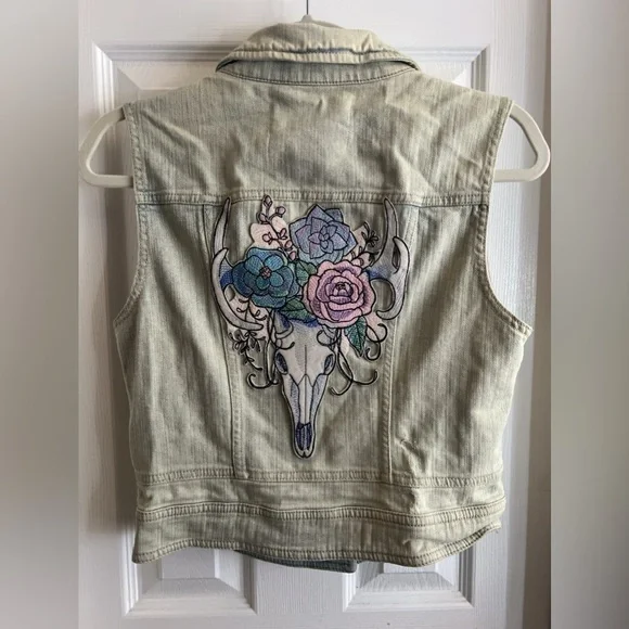 Denim Vest S to M deer 🦌 skull rose 🌹 appliqué embroidered light wash blue - Picture 4 of 14